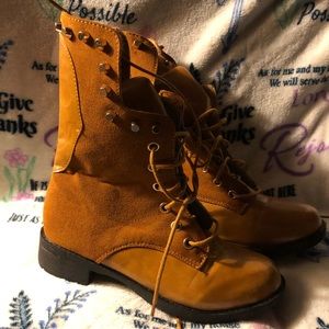 NWOT “Dejuta” Sexii & Stylish Golden Combat Boots